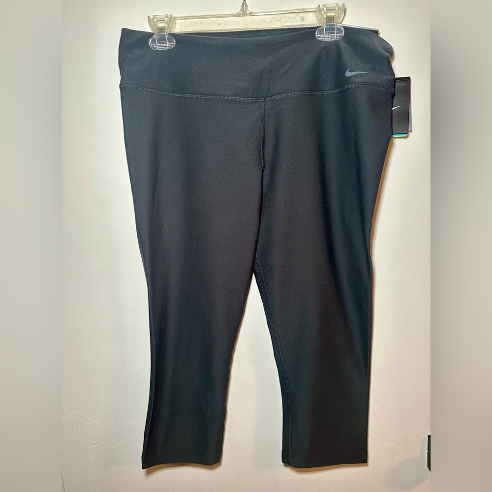 NWT Nike legend capri black leggings Size XL